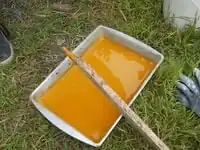 Fig.27 Mix the oxide with water before adding it to the lime putty. This will prevent clumps and encourage a consistent color.